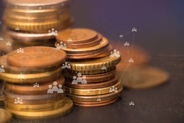 Ekonomik büyüme kavramı. Sanal ekranda para yığınları ve finansal grafiklerle kolaj, boşluğu kopyala.