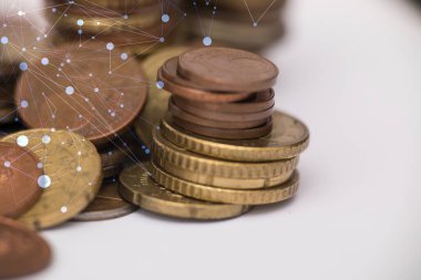 Ekonomik büyüme kavramı. Sanal ekranda para yığınları ve finansal grafiklerle kolaj, boşluğu kopyala.