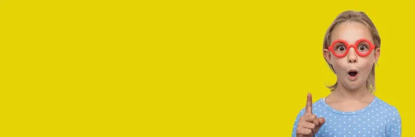 Vtipné Holčička Prst Nahoru Žlutém Pozadí — Stock fotografie