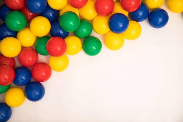 Çok Renkli Plastik Toplar Çocuk Oyun Odası Beyaz Arka Plan — Stok fotoğraf
