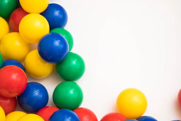 Bolas Plástico Multicolores Una Sala Juegos Para Niños Aislado Sobre —  Fotos de Stock