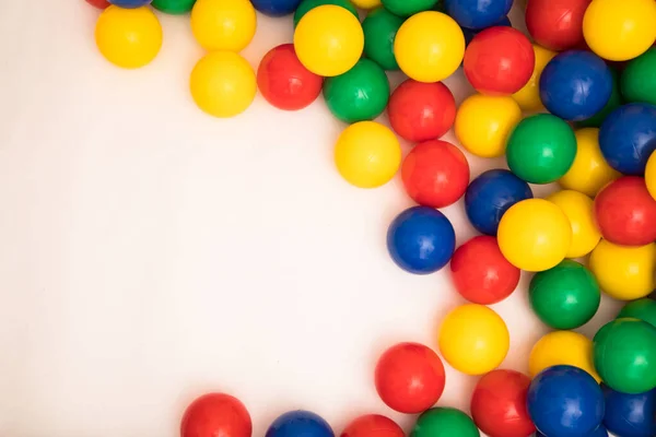 Bolas Plástico Multicolores Una Sala Juegos Para Niños Aislado Sobre — Foto de Stock