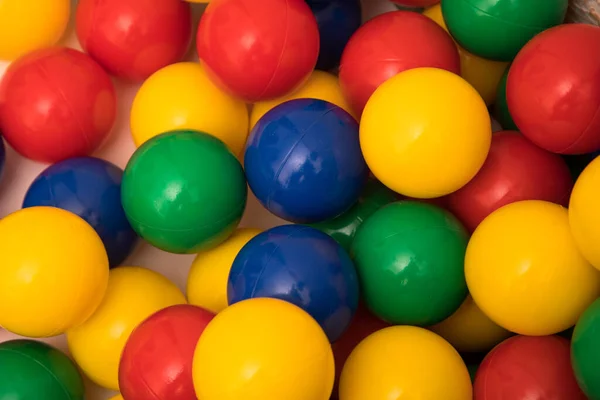 Bolas Plásticas Multicoloridas Uma Sala Jogos Infantil Isolado Fundo Branco — Fotografia de Stock