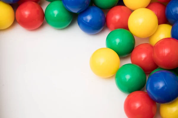 Bolas Plásticas Multicoloridas Uma Sala Jogos Infantil Isolado Fundo Branco — Fotografia de Stock