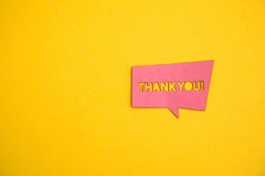 Sarı arkaplanda yazılı kağıt baloncuk çemberi.