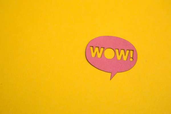Papírová Bublina Řeči Wow Slovo Žlutém Pozadí — Stock fotografie