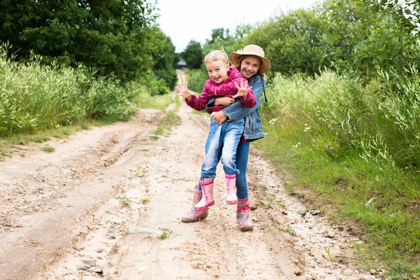 Porträtt Bedårande Leende Liten Flicka Barn Klänning Utomhus Sommardag — Stockfoto