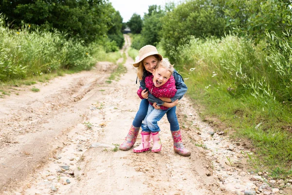Porträtt Bedårande Leende Liten Flicka Barn Klänning Utomhus Sommardag — Stockfoto