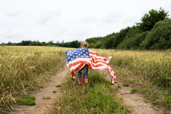 Little Cute Girl American Flag Field — Stock fotografie