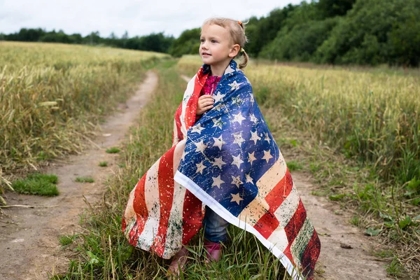 Little Cute Girl American Flag Field — ストック写真