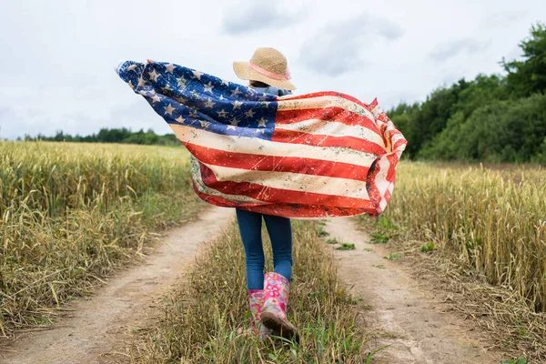 Little Cute Girl American Flag Field — ストック写真