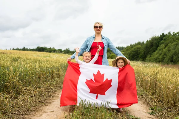 Young Girl Children Field Stands Canadian Flag — Stock Photo, Image