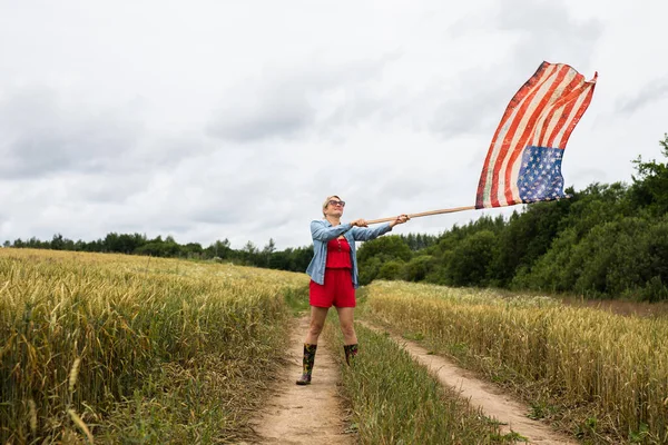 Young Smiling Girl Field Waving Usa Flag — Stock fotografie