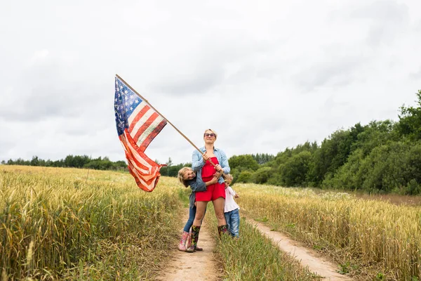 Young Girl Children Field Stands Usa Flag — Stockfoto