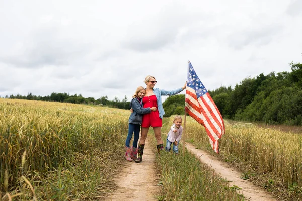 Young Girl Children Field Stands Usa Flag — Stockfoto