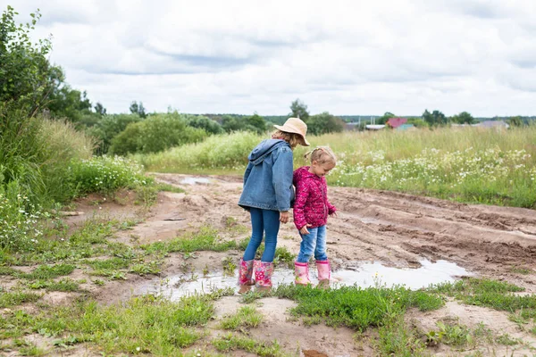 Two Smiling Girls Run Puddles Play — Stock fotografie