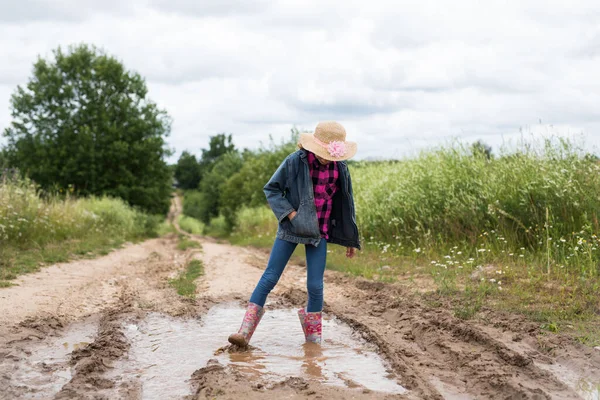 Smiling Girls Run Puddles Play — Zdjęcie stockowe