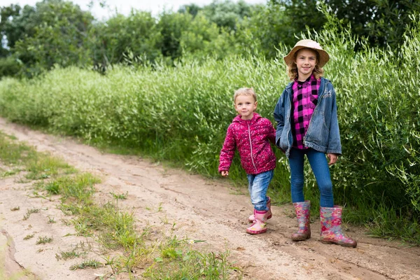 Portrait Two Girls Embracing Laughing Hard Outdoors — Stock Photo, Image