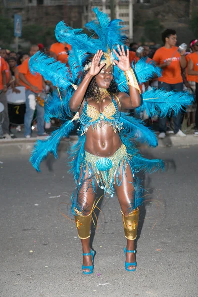 Un gruppo non identificato di ballerini si esibisce nel Carnevale annuale — Foto Stock