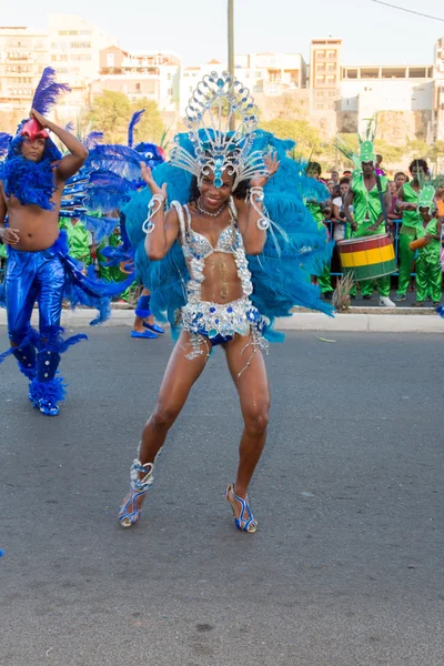 Eine nicht identifizierte Gruppe von Tänzern tritt im jährlichen Karneval auf — Stockfoto