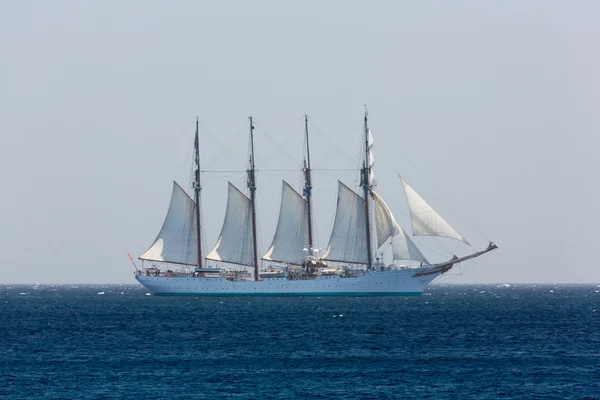 Nave scuola della Marina spagnola "Juan Sebastian de El Cano" va nell'Oceano Atlantico e solleva la vela — Foto Stock
