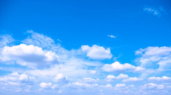 Weiße Wolken — Stockfoto