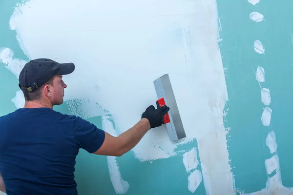 Hand Des Bauarbeiters Verputzt Die Wand Arbeiter Spachteln Spachtel Auf — Stockfoto