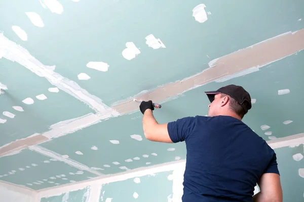 Mano Del Obrero Constructor Enlucido Pared Paletas Trabajo Masilla Paneles — Foto de Stock