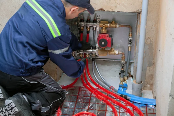 Technician Installing Underfloor Heating Collector Plumber Installs Underfloor Heating — Stock Photo, Image