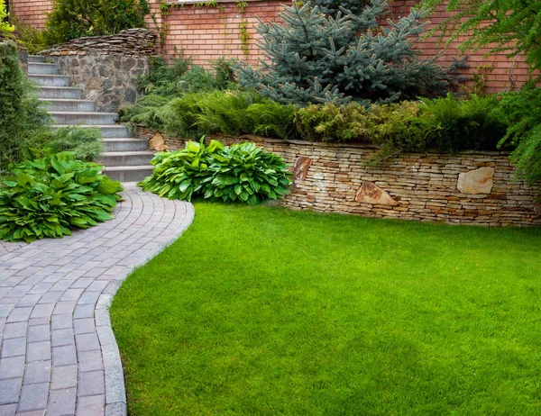 Gartensteinweg Mit Gras Das Zwischen Den Steinen Aufwächst Detail Eines Stockbild