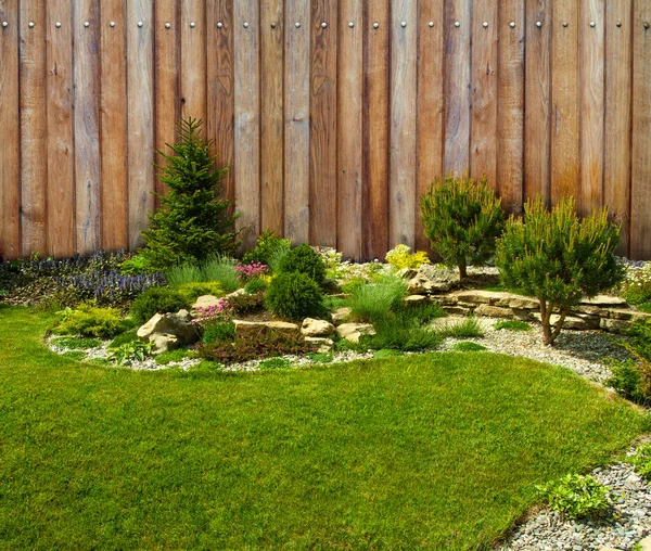 Hermoso Paisaje Del Patio Trasero Una Composición Flores Arbustos Sobre Imagen De Stock