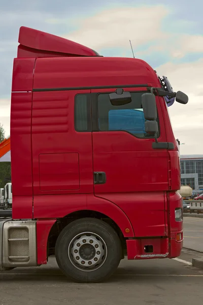 Червона кабіна вантажівки — стокове фото