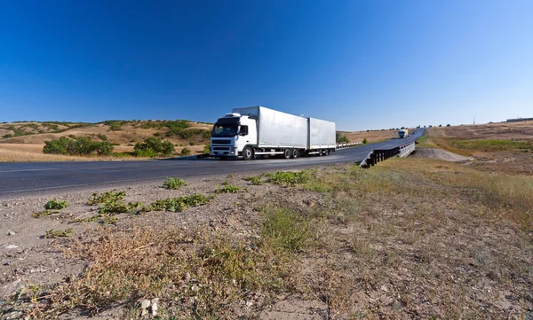 在公路上的卡车 — 图库照片