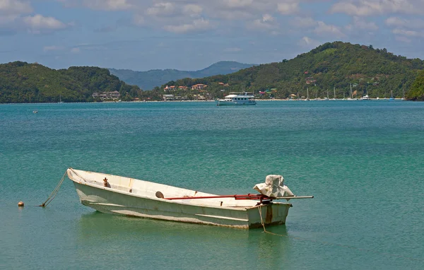 Лодки рядом с берегом — стоковое фото