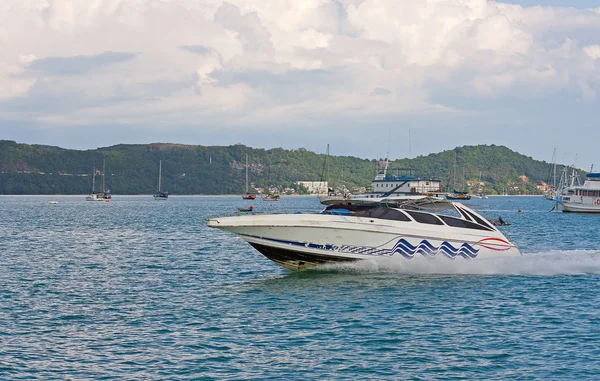 Bateau dans la mer — Photo