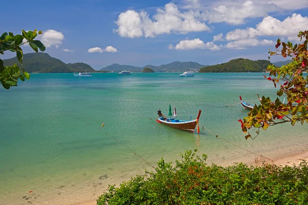 Boats near shore — Stock Photo, Image