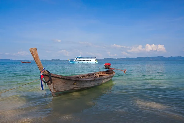 Лодки рядом с берегом — стоковое фото