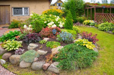 Bahçedeki peyzaj tasarımı örneği. Bahçenin güzel köşesi.