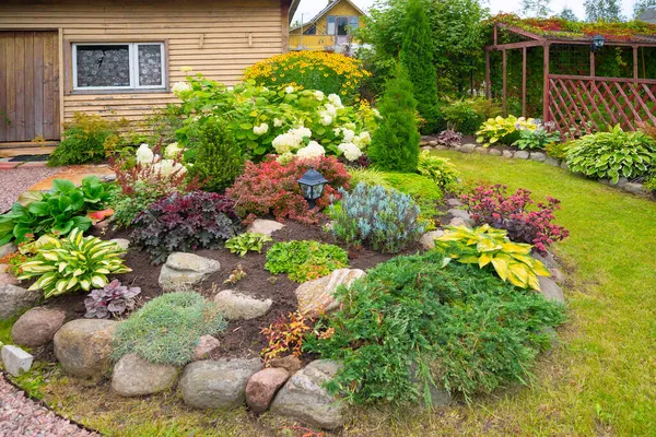 Bahçedeki peyzaj tasarımı örneği. Bahçenin güzel köşesi.