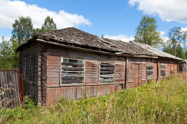 Oud houten huis in Russisch dorp. — Stockfoto