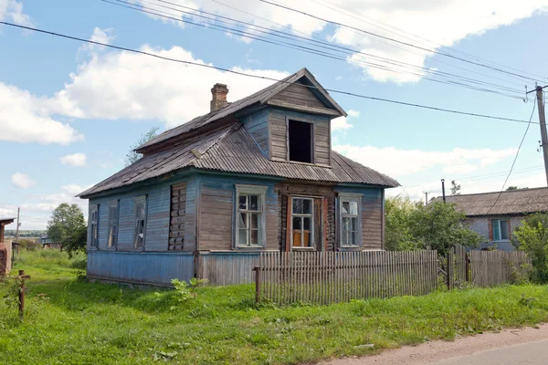 Old wooden house in russian village. — Stock Photo, Image