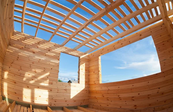 Budowa nowego domu drewnianym. — Zdjęcie stockowe