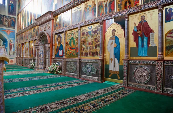 Interior de la Catedral de la Asunción en el monasterio de Valday, Rusia — Foto de Stock