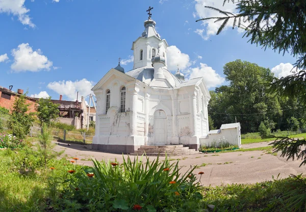 Novgorod bölgesindeki küçük Hıristiyan ortodoks kilisesi, Rusya. — Stok fotoğraf