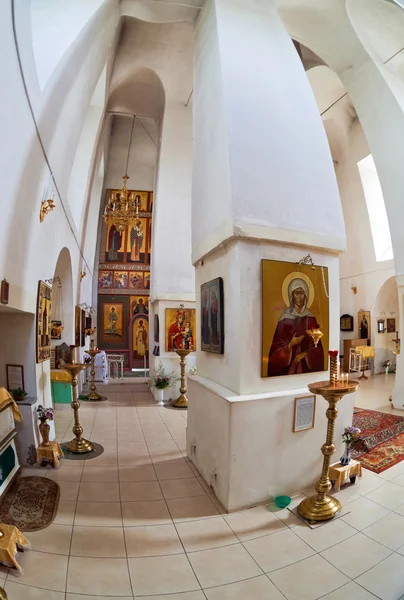 Interior de la iglesia ortodoxa rusa en la región de Novgorod, Rusia . — Foto de Stock