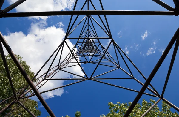 Geodätischer Punkt gegen blauen Himmel. Blick von innen. — Stockfoto