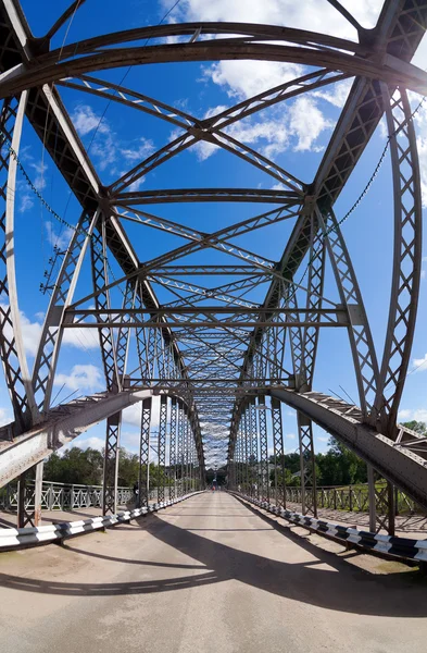 Vieux pont en métal voûté dans la région de Novgorod, Russie . — Photo