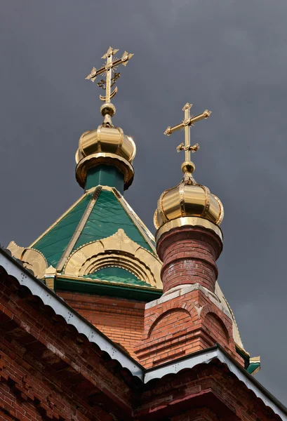Cupolas of Russian orthodox church against dark sky — Stock Photo, Image