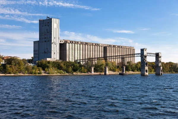 Ročník silo na řece Volze, Samara, Rusko — Stock fotografie