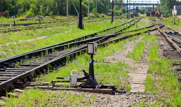 Vieja flecha del ferrocarril en la estación de tren en verano — Foto de Stock